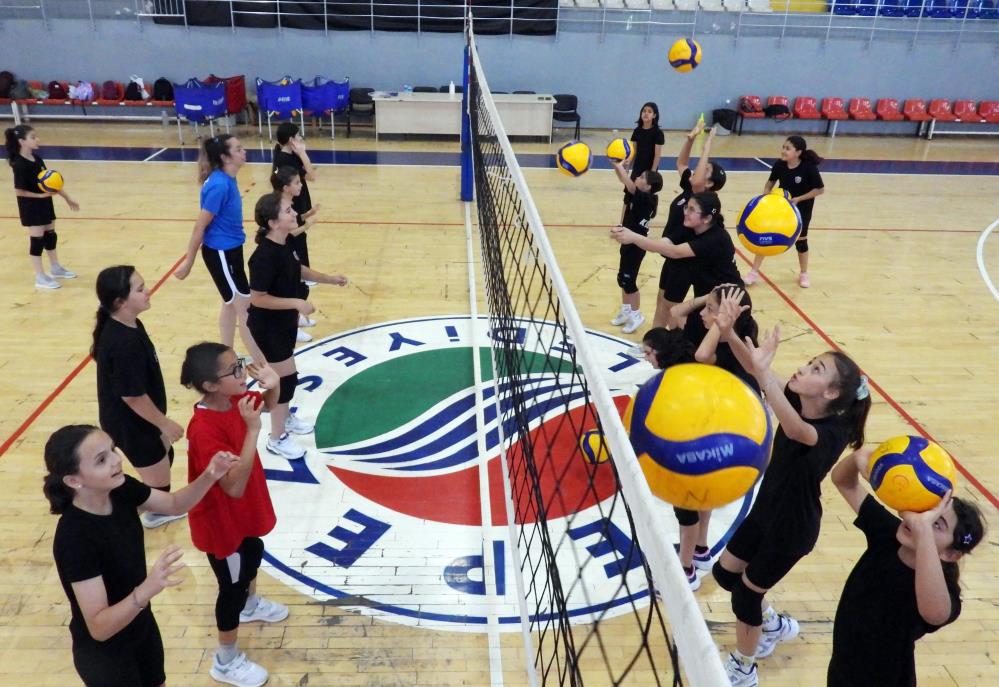 Filenin Sultanlarının başarısı Kepez'de voleybol ilgisini artırdı