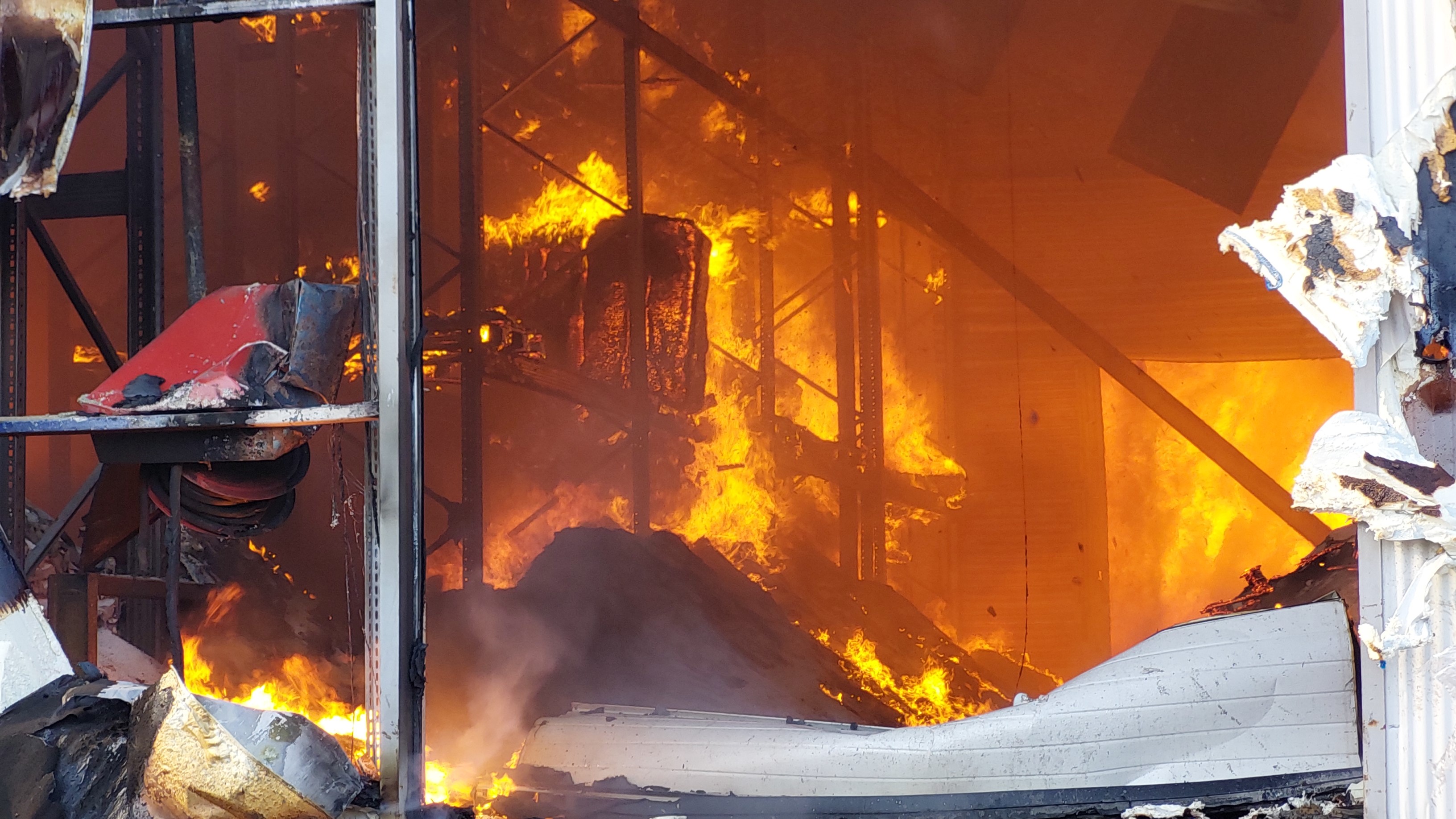 Samsun'da bir fabrika alev alev yanıyor