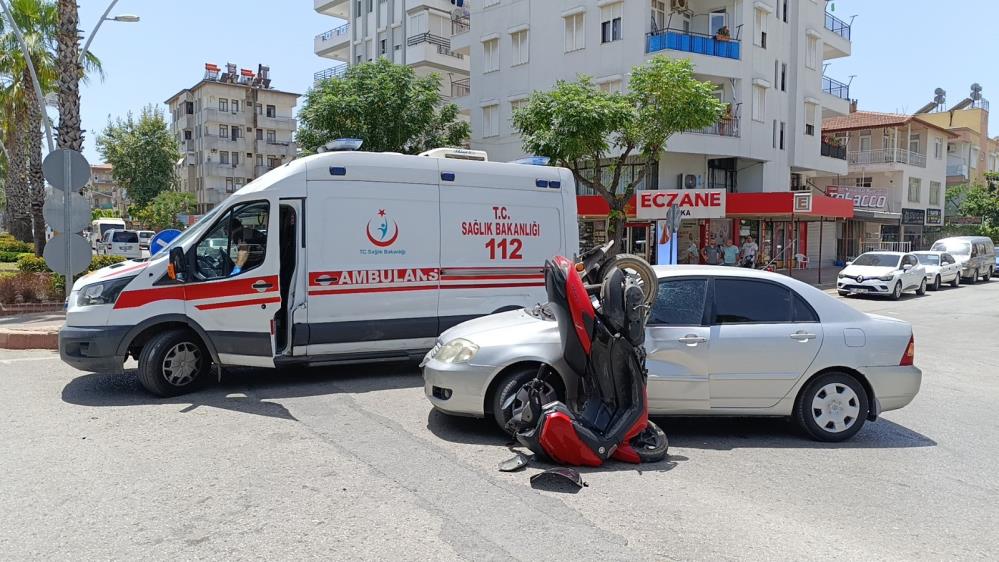 Manavgat'ta U dönüşü yapan araca çarpan motosikletteki 2 kişi yaralandı