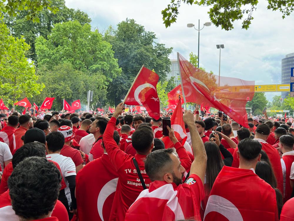 Türk taraftarlar Dortmund sokaklarını kırmızı beyaza boyadı