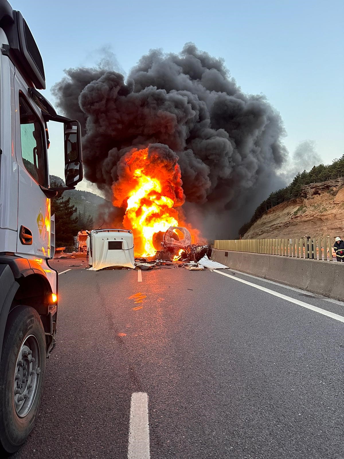 Pozantı Otoyolu'nda akaryakıt tankeri yandı