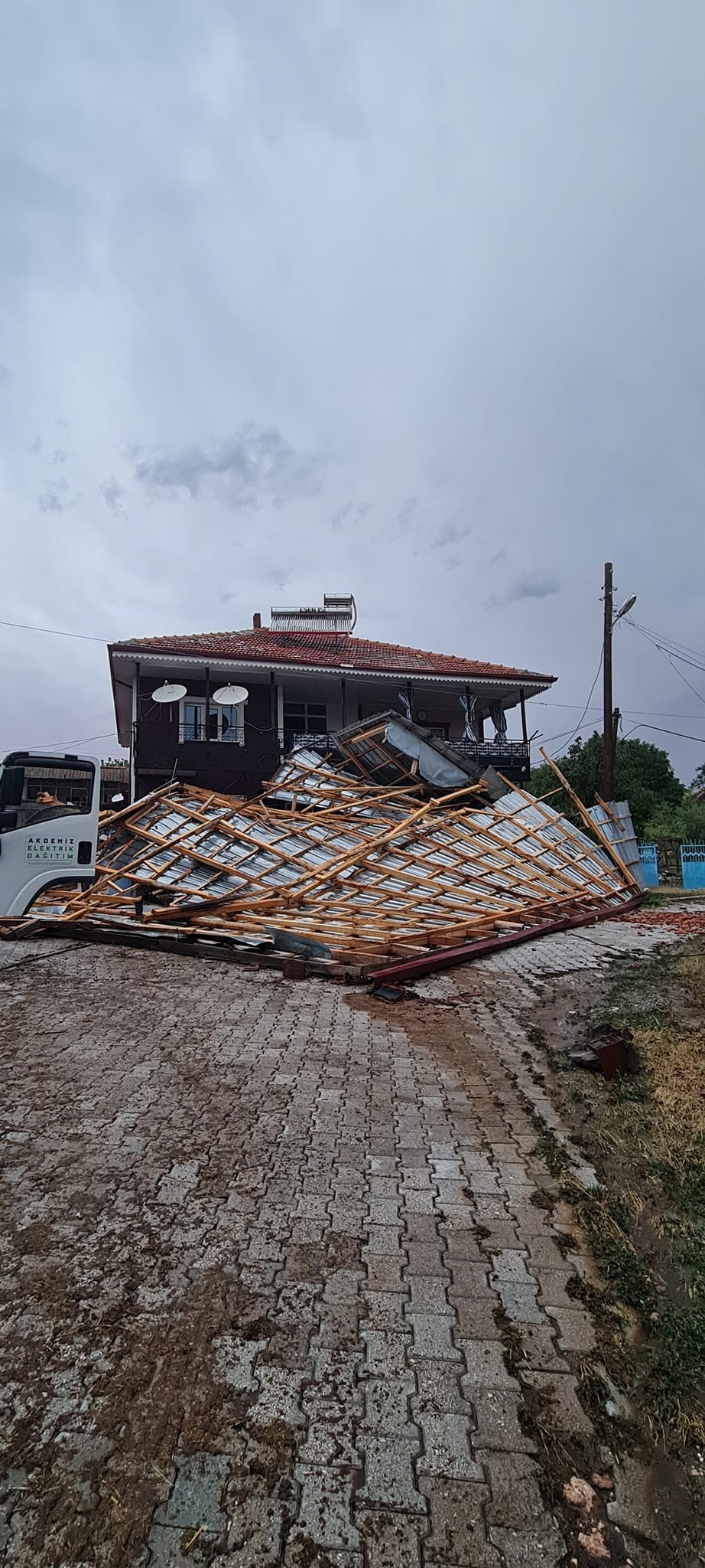 Burdur'da yıldırım düşmesi nedeniyle yangın çıktı