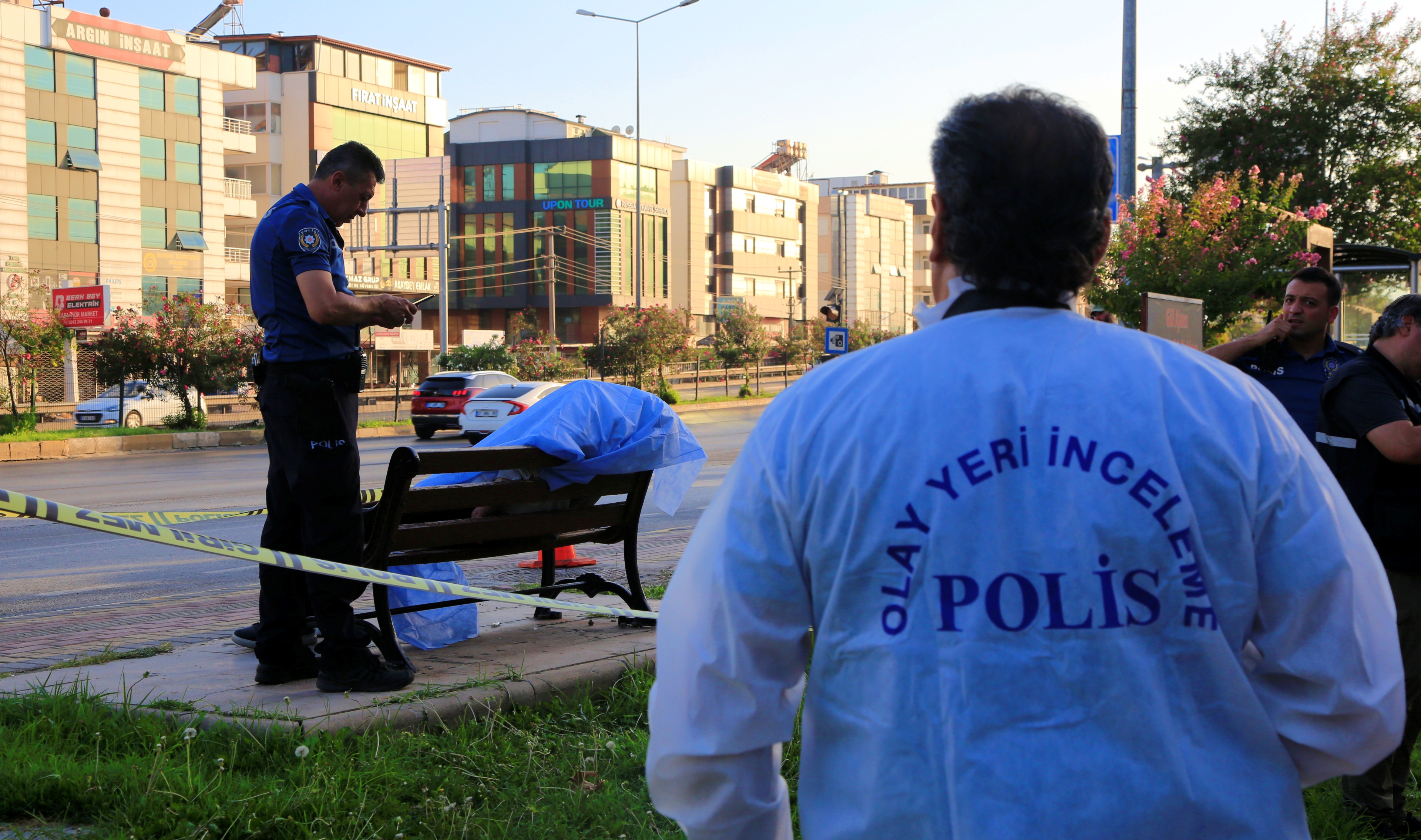 Antalya'da bir kişi bankta ölü bulundu