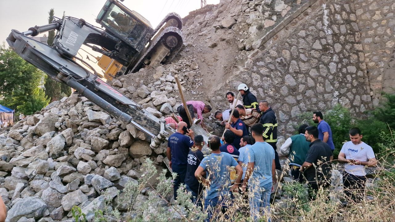 İnşaat alanında toprak kayması: Operatörü kurtarmak için çalışma başlatıldı