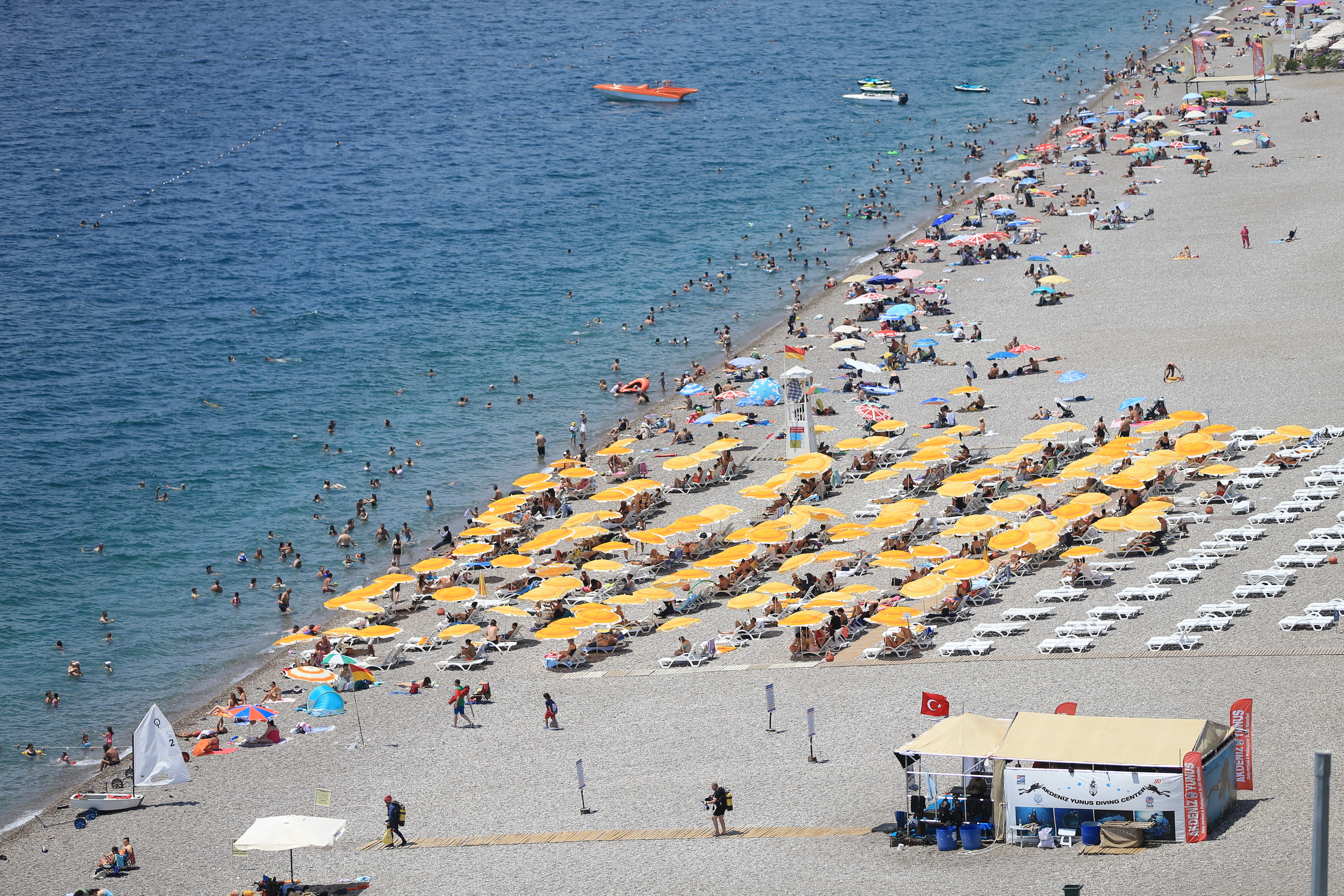 Sıcak hava ve nem Antalya'yı etkisi altına aldı