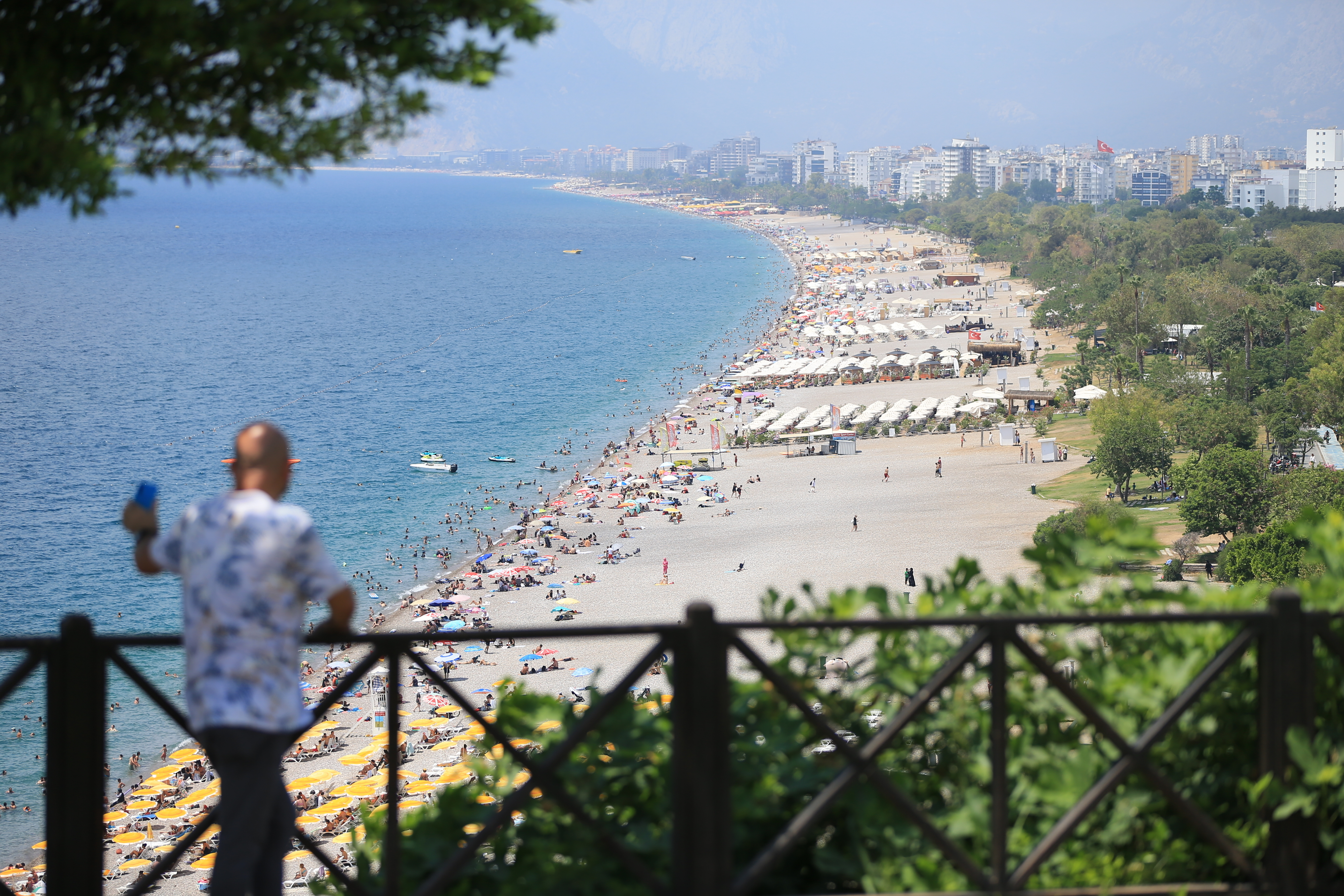 Sıcak hava ve nem Antalya'yı etkisi altına aldı