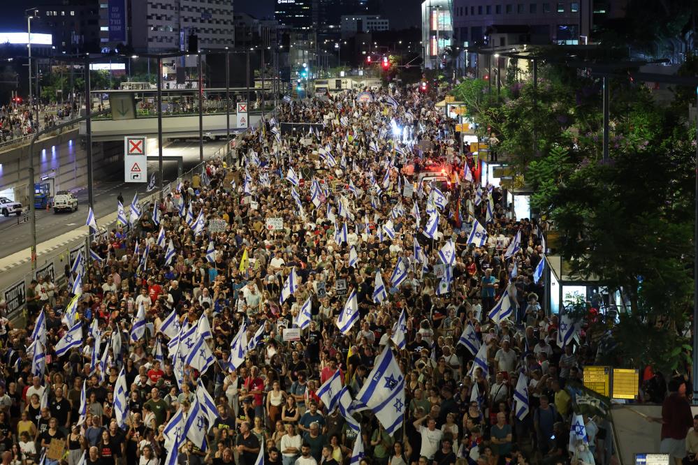 İsrail’de Binlerce Protestocu Erken Seçim Çağrısı Yaptı6