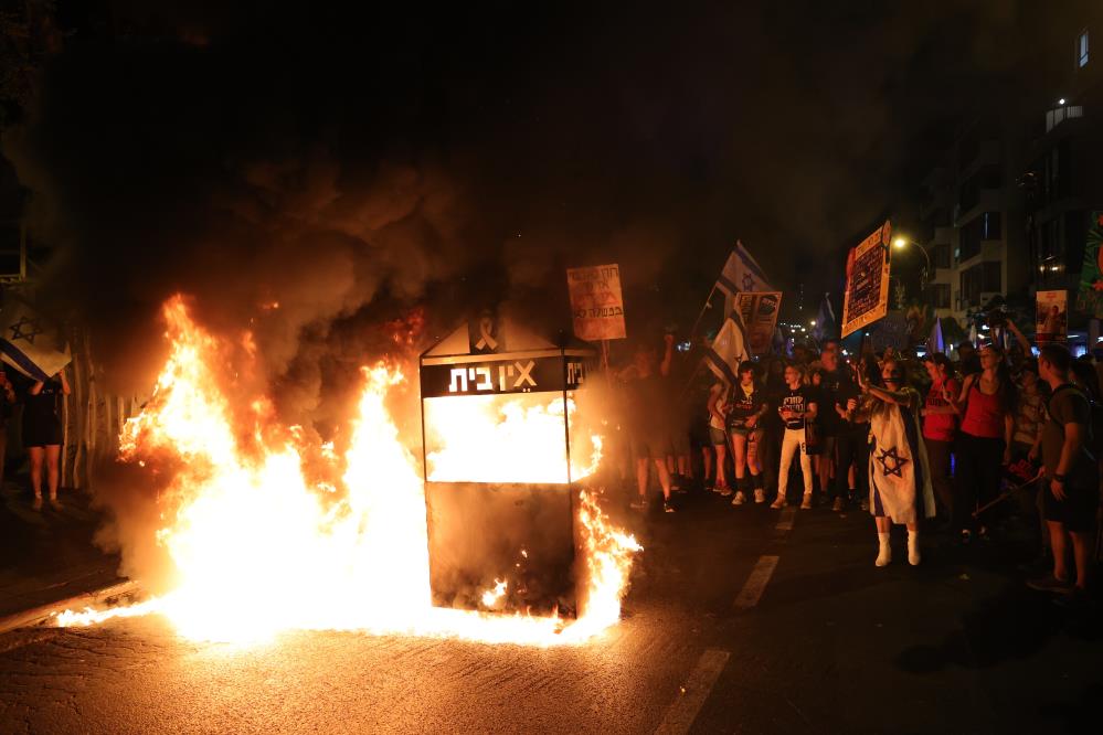 İsrail’de Binlerce Protestocu Erken Seçim Çağrısı Yaptı8