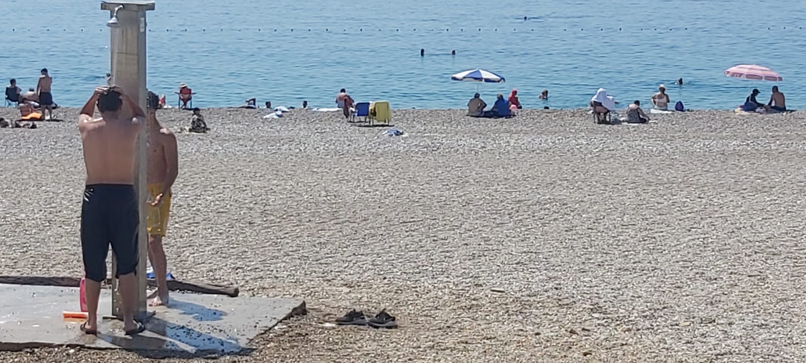 Konyaaltı Sahili'nde yasaklara aldırmadan duş aldılar! Utandıran görüntüler