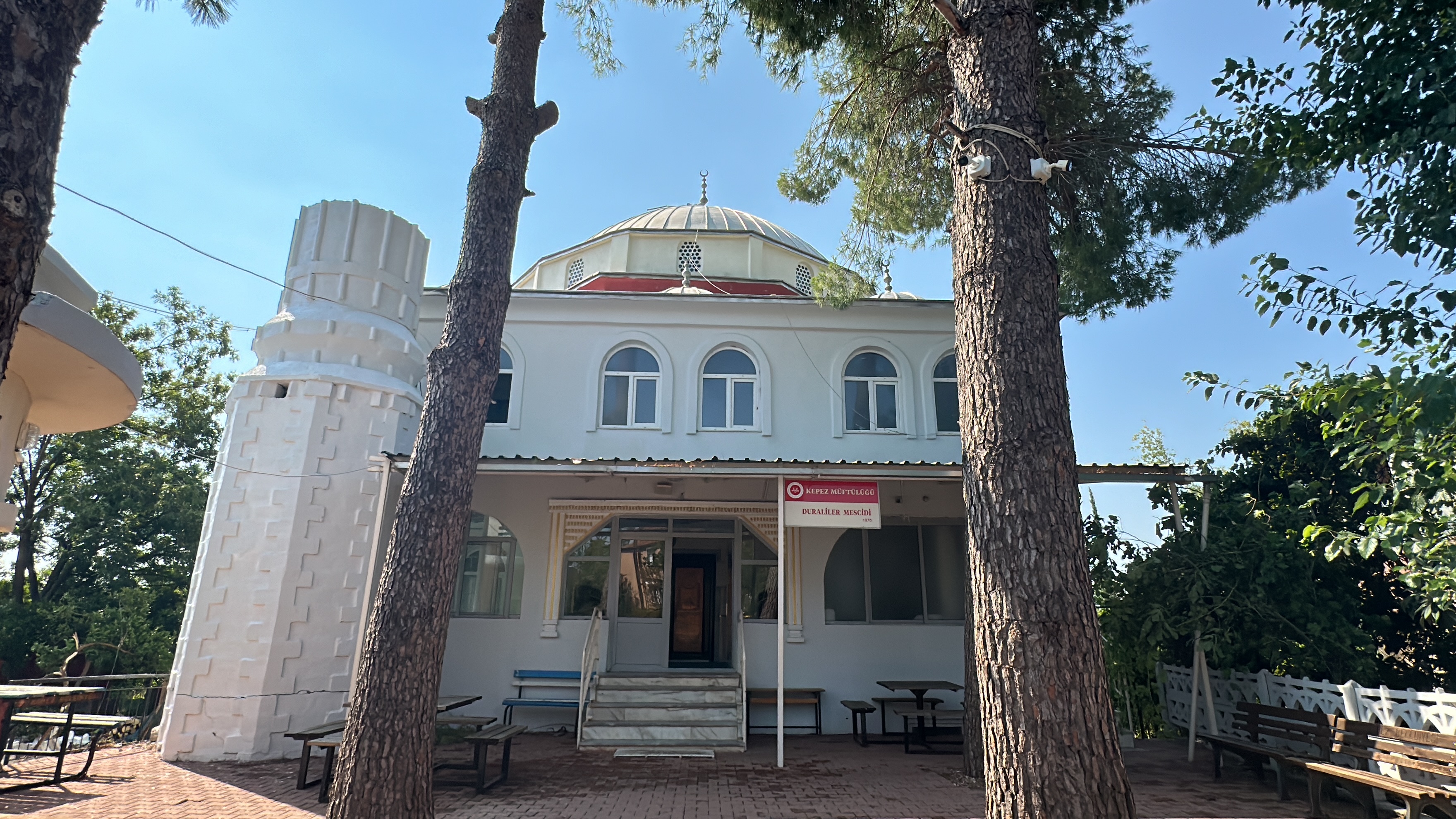 Antalya'da sağanak ve fırtına etkili oldu: Cami minaresi ve ağaçlar devrildi