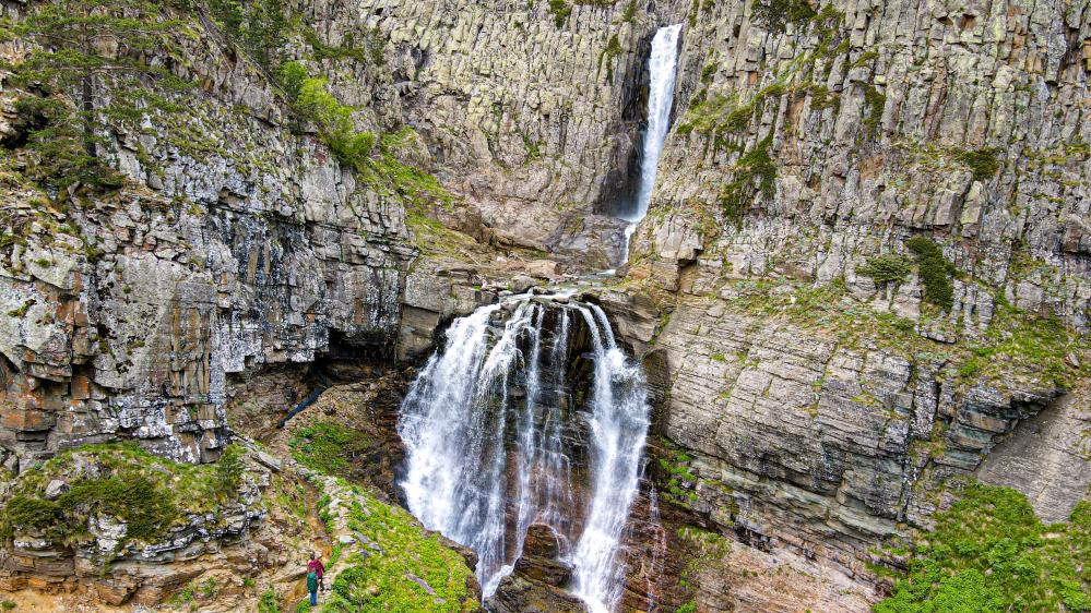 Artvin Bazgiret Şelalesi turistleri büyülüyor