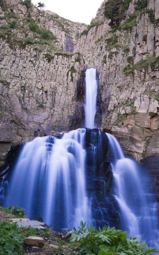 Artvin Bazgiret Şelalesi turistleri büyülüyor