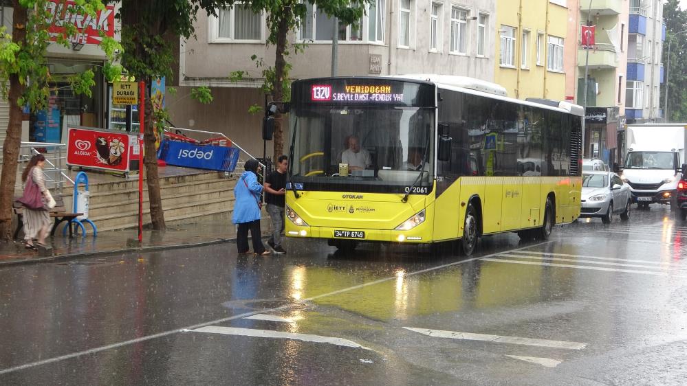 İstanbul'da ani yağmur etkili oldu: Vatandaşlar hazırlıksız yakalandı