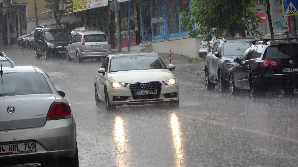 İstanbul'da ani yağmur etkili oldu: Vatandaşlar hazırlıksız yakalandı