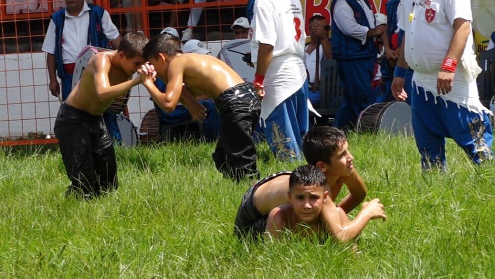 Kırkpınar Güreşleri'nde heyecan başladı: Alt boyların mücadelesi sürüyor