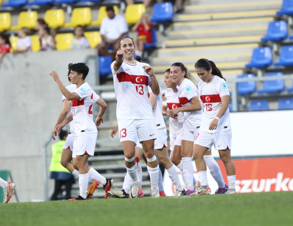 A Milli Kadın Futbol Takımı Macaristan’ı 4-1 mağlup ederek play-off biletini aldı