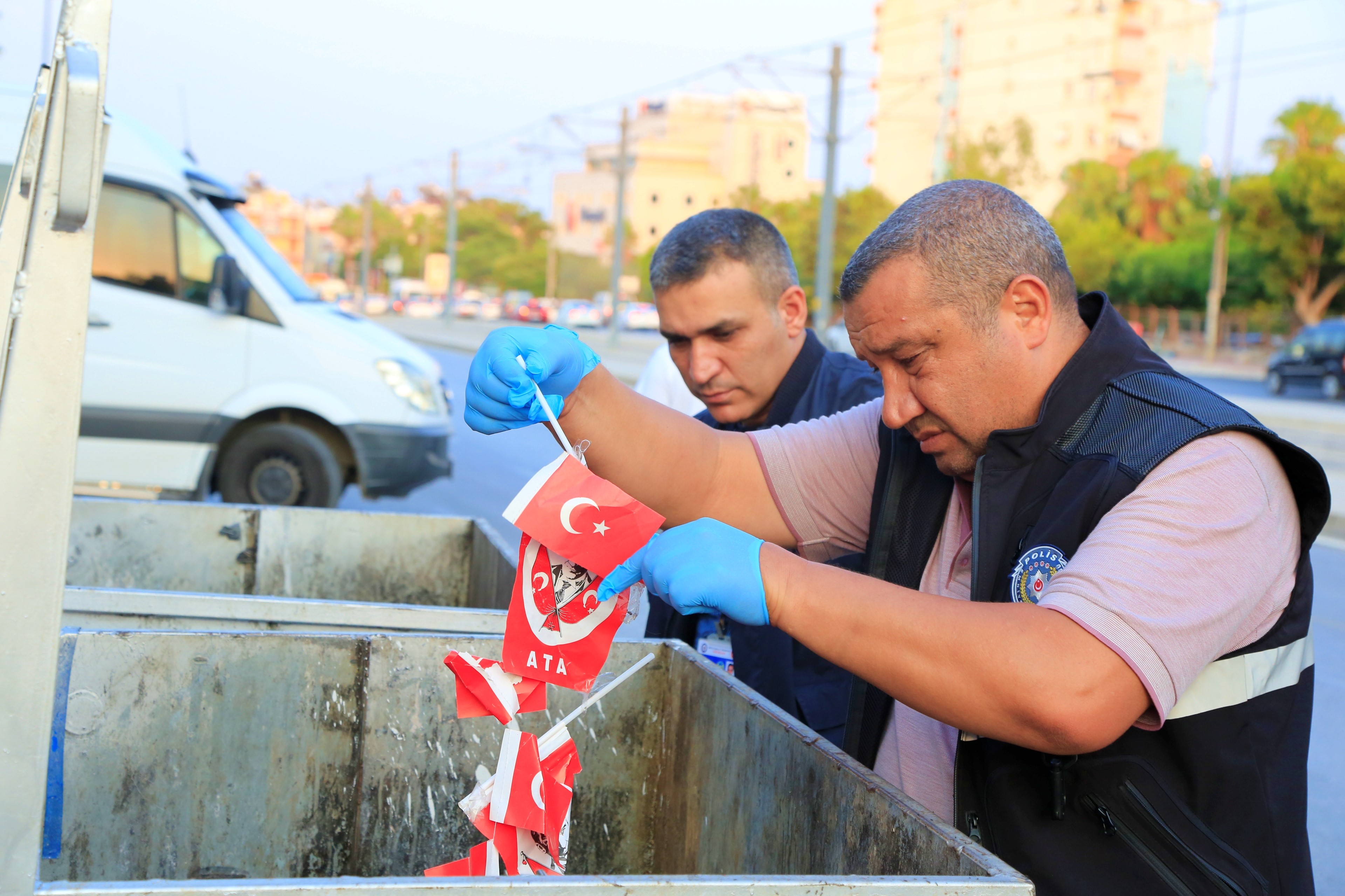 Skandal! Antalya'da okul önünde bayraklar çöpe atıldı: Polis harekete geçti