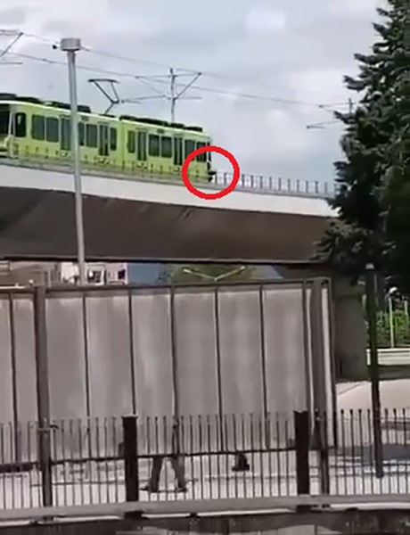 Bursa'da metro raylarında yürüyen vatandaş korkuttu