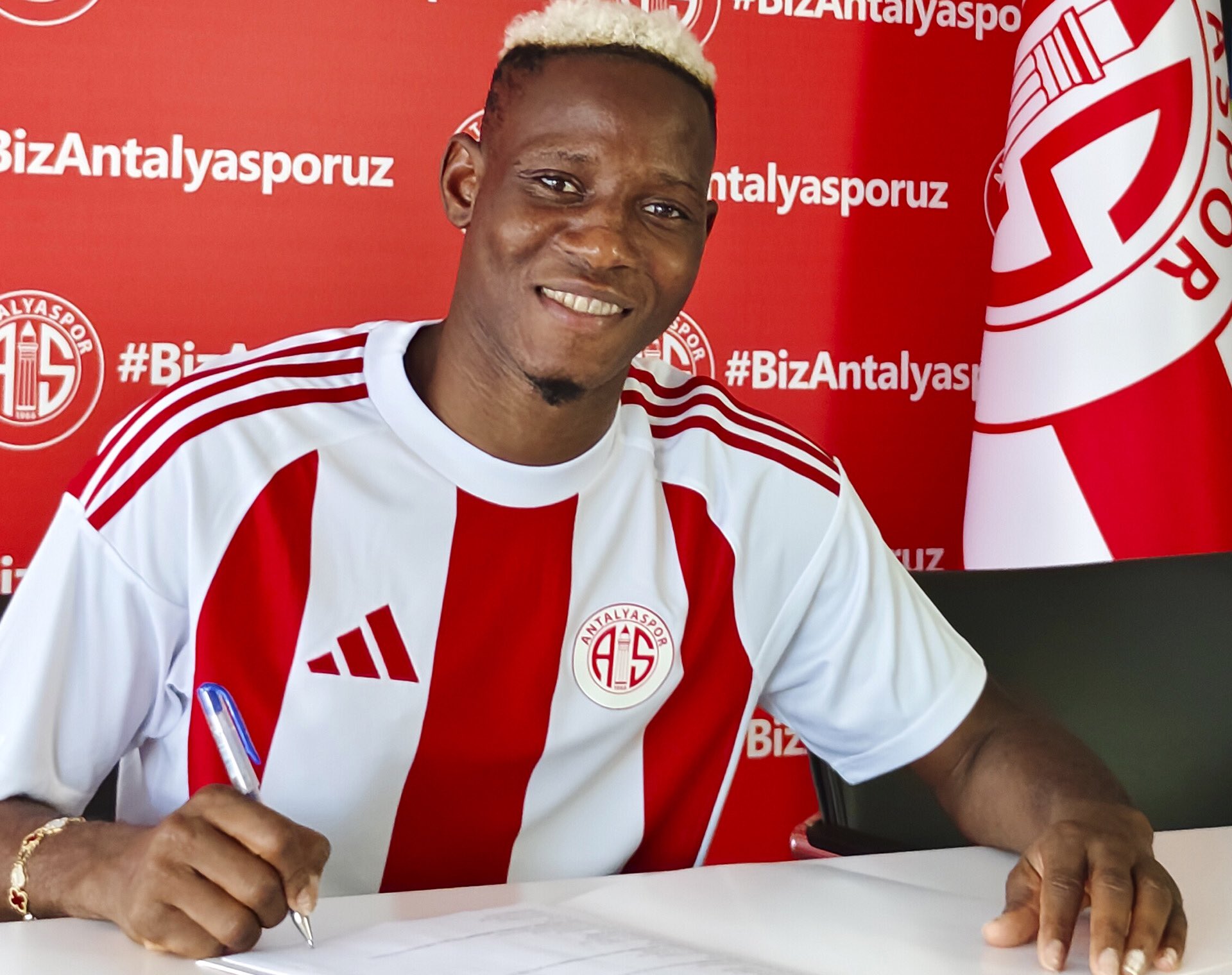 Antalyaspor'un Yeni Transferi Moussa Djenepo Kimdir Nerelidir Kaç Yaşında?