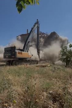 Elazığ'da bina iş makinesinin tek dokunuşuyla yerle bir oldu