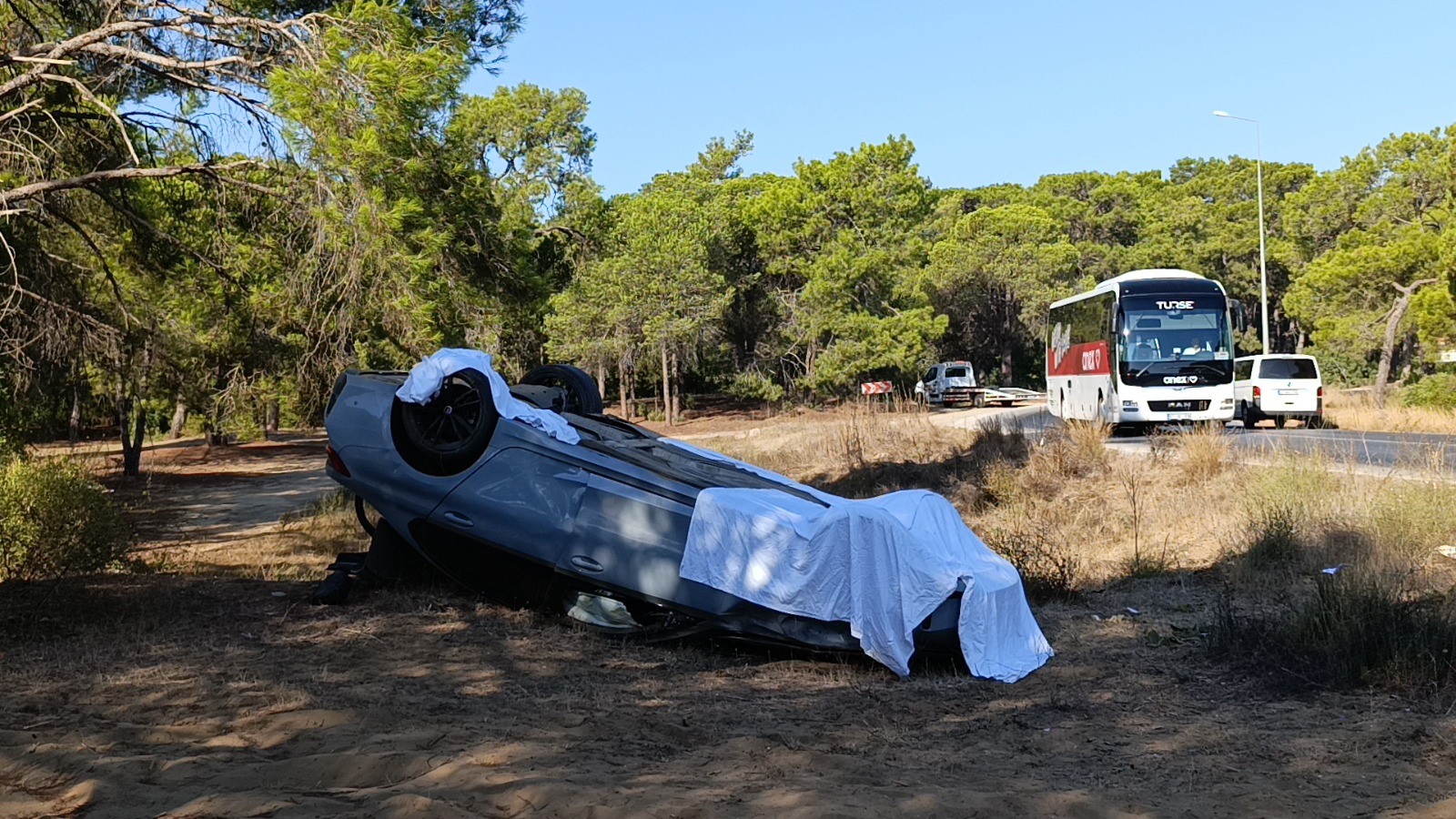 Antalya'da takla atan lüks aracın plakalarını söktüler üzerini çarşafla kapattılar!