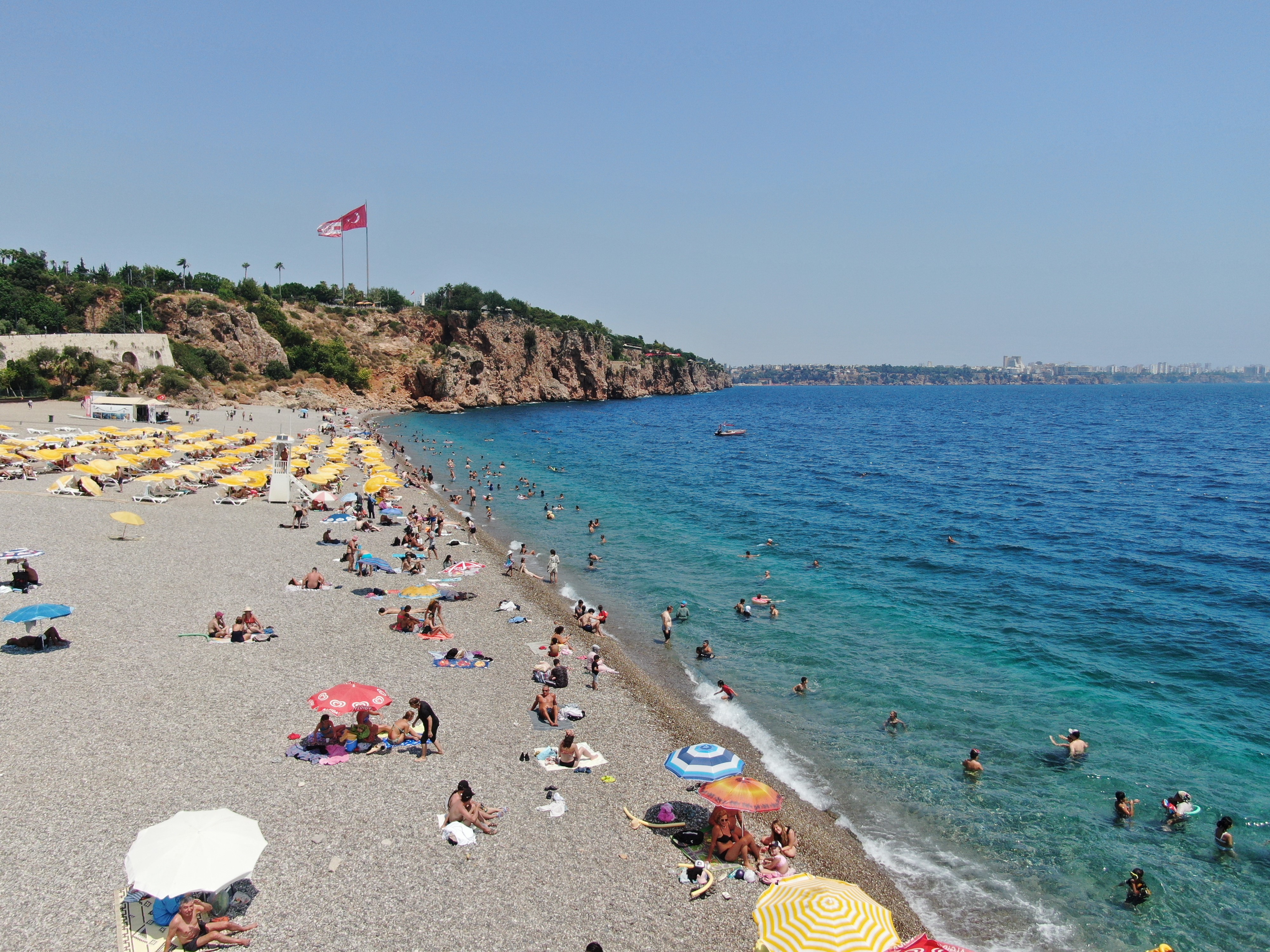 Antalya'da nem yüzde 80'i buldu! Sahiller doldu