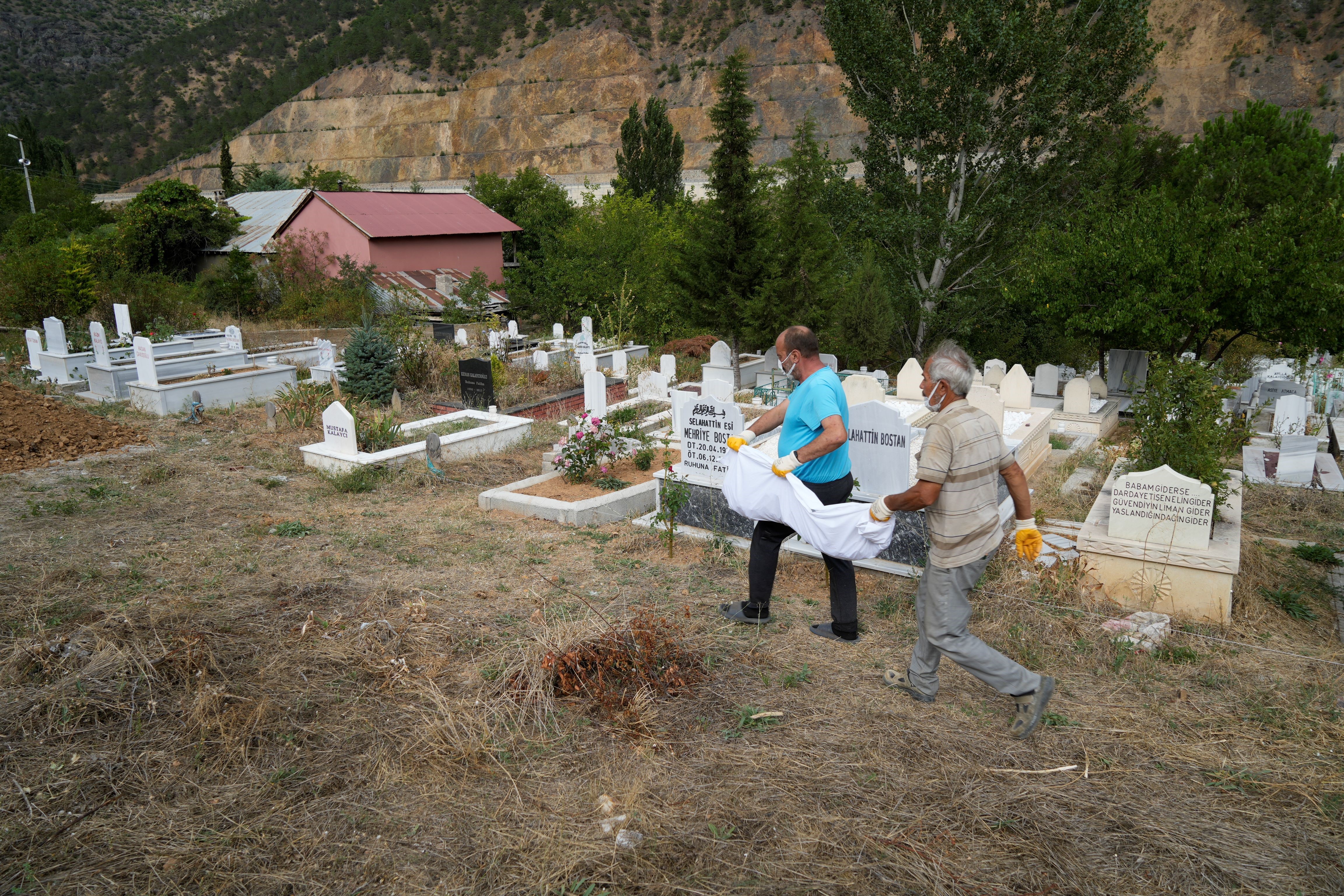 Gümüşhane'de sular altında kalan mezarlar taşınıyor