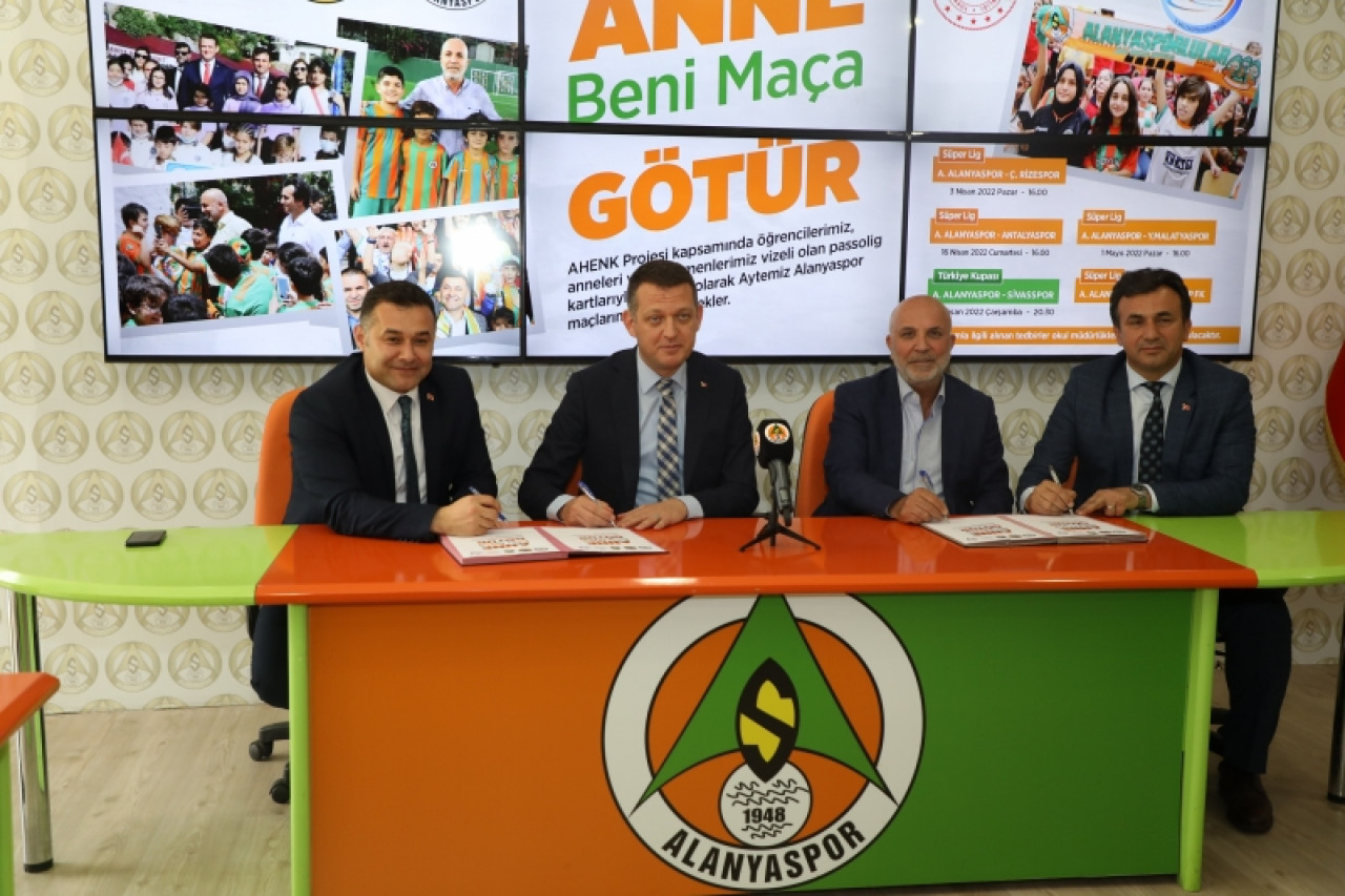 ‘ANNE BENİ MAÇA GÖTÜR’