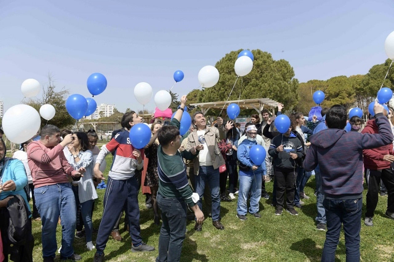 Balonlar farkındalık için gökyüzünde