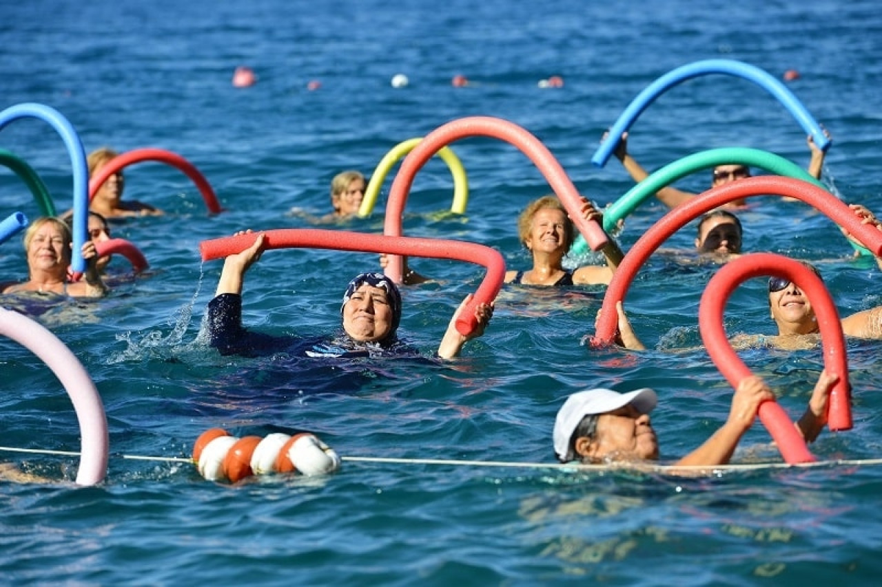 Mavi bayraklı plajda su cimnastiği