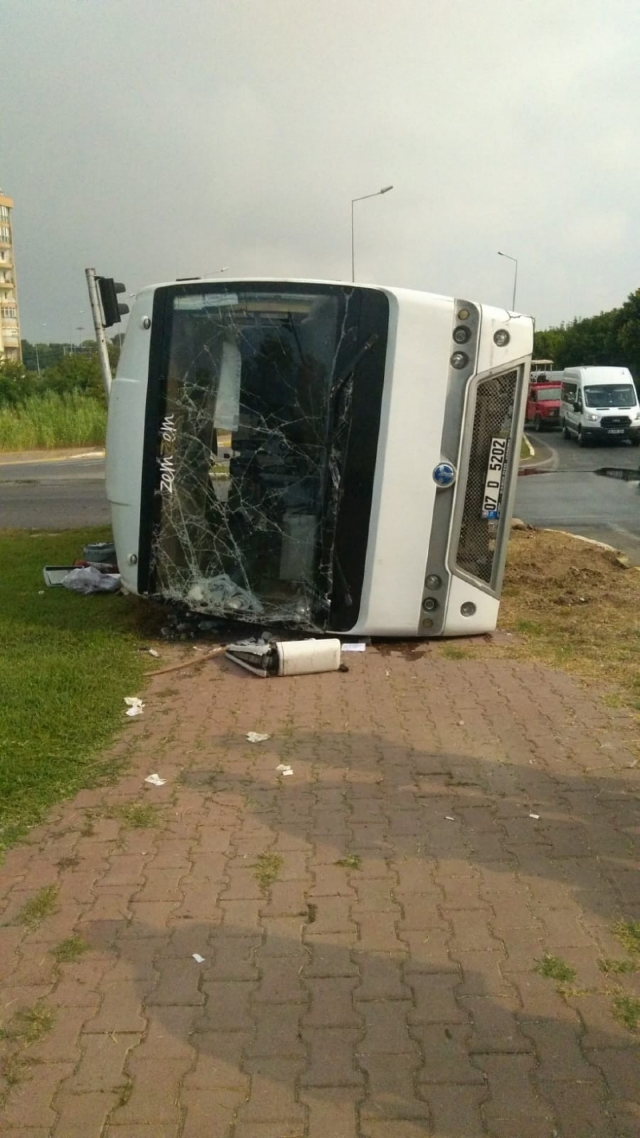 Servis midibüsü devrildi: 6 yaralı  