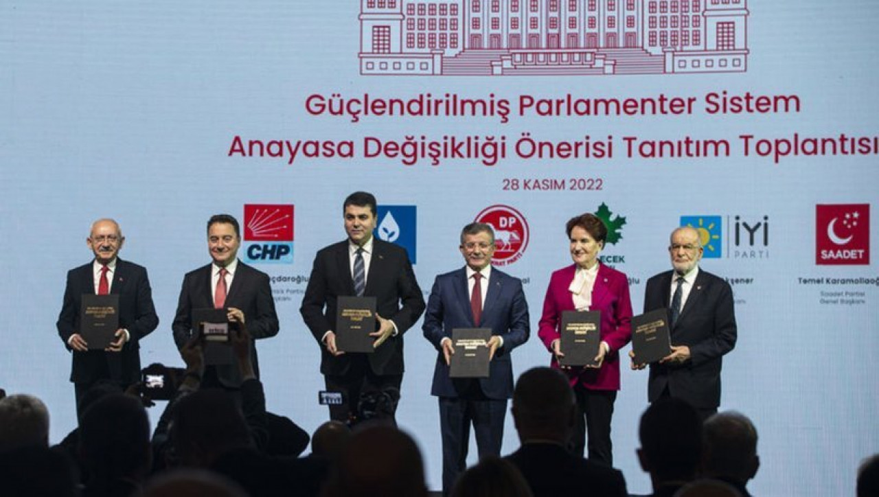 Meral Akşener masaya döndü