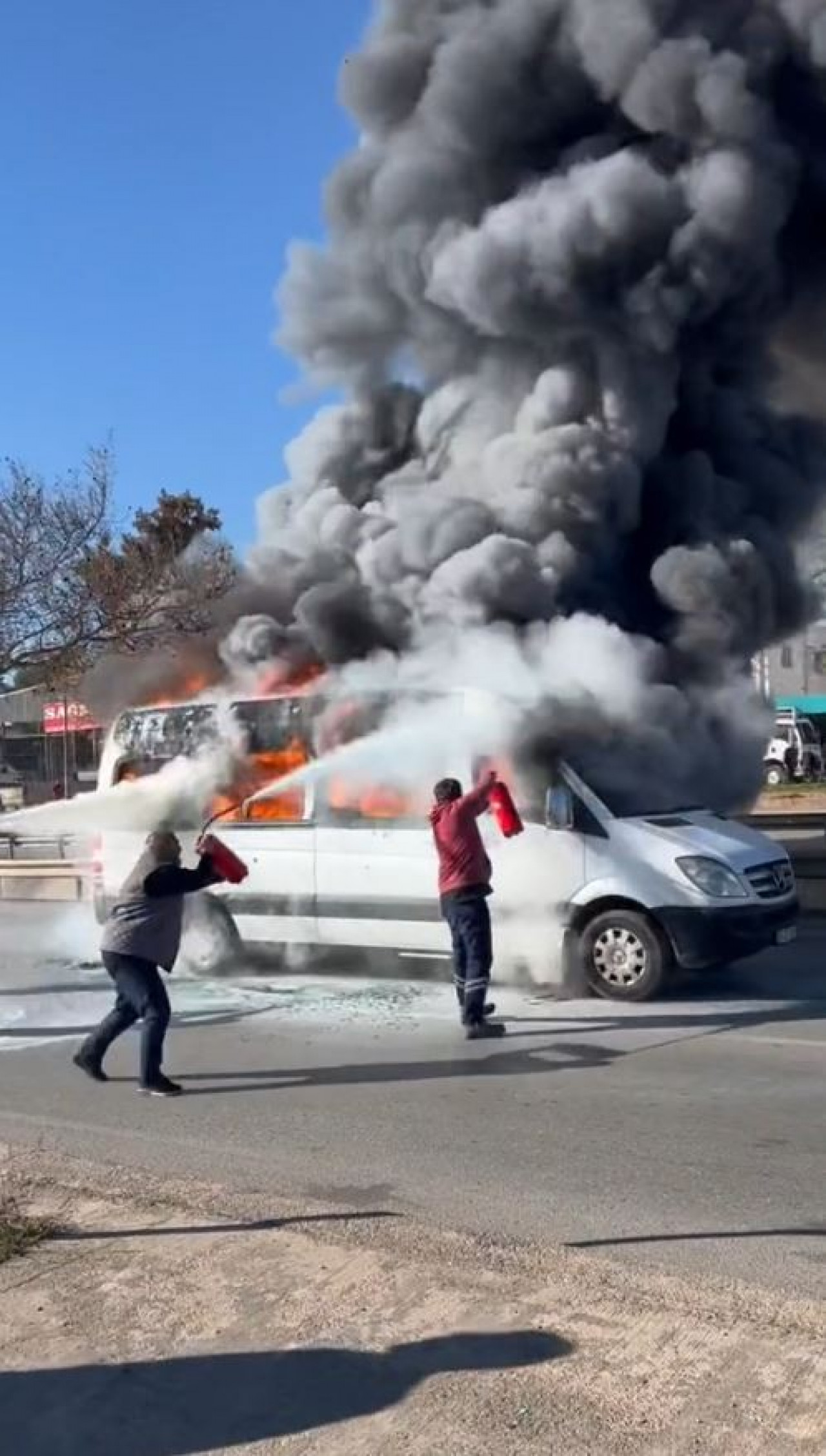 Alevlere teslim olan minibüs panik yarattı