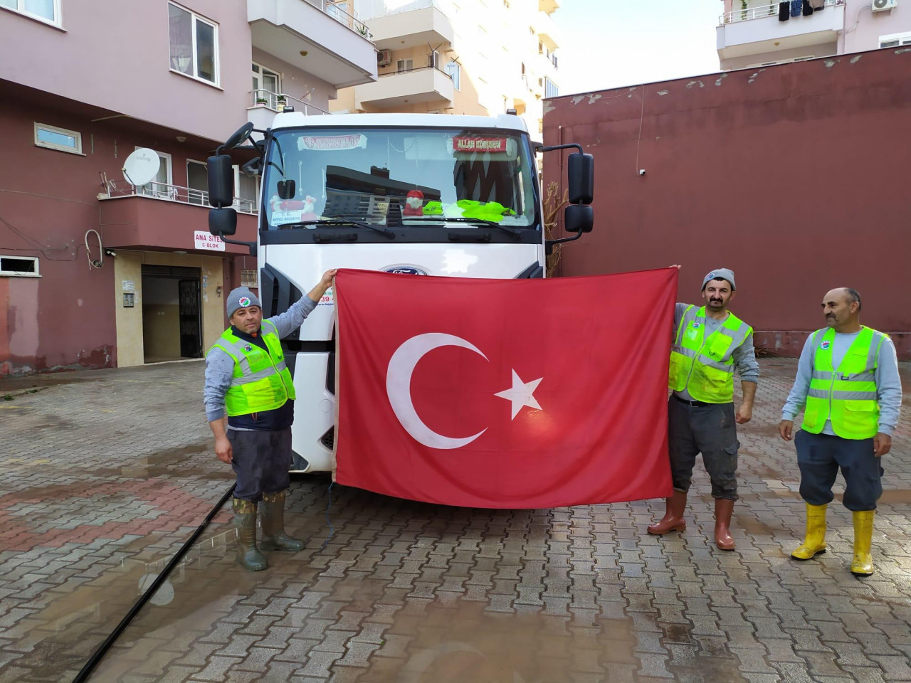  Türk bayrağını yıkadılar