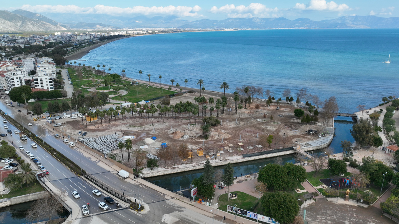 Finike Cumhuriyet Meydanı Projesi ilerliyor