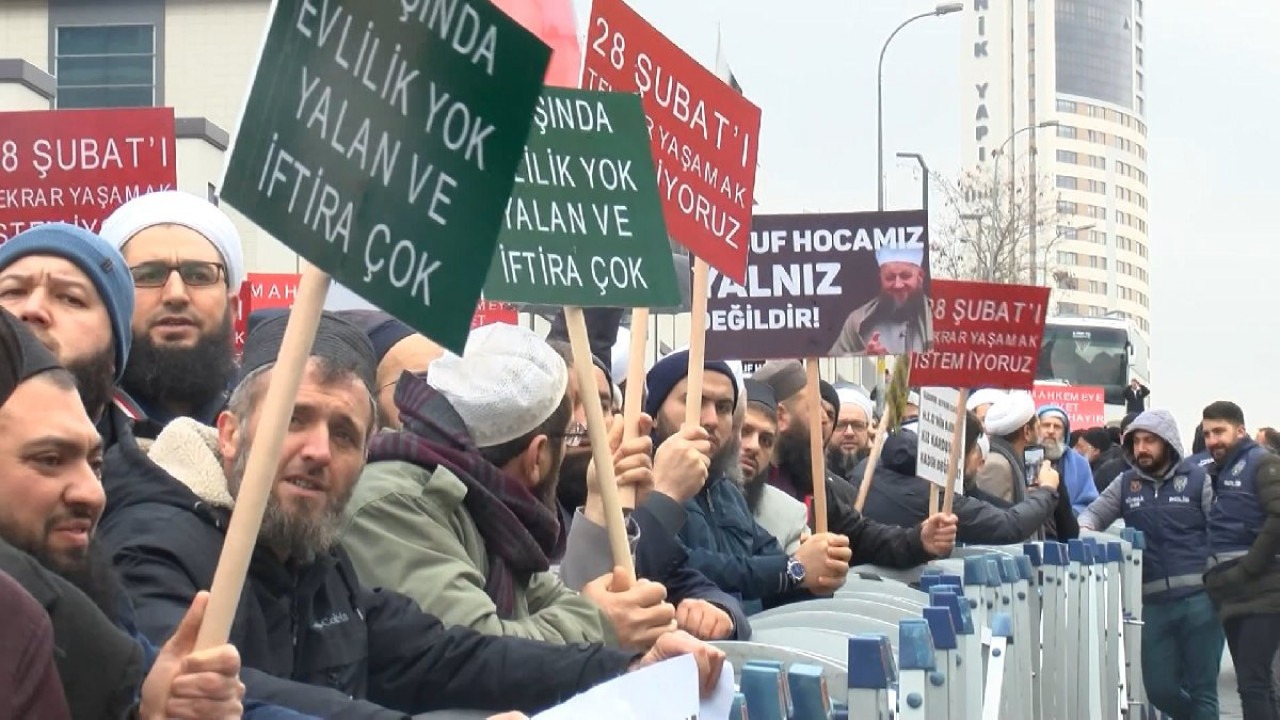 ‘UTANÇ DAVASI’NDA MÜRİTLER SLOGAN ATTI