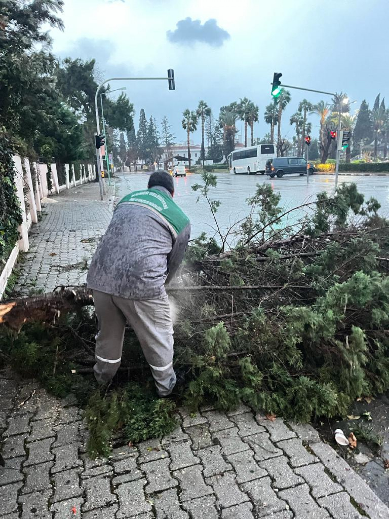 Kemer’de hayat durdu