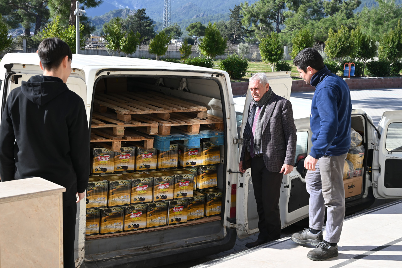 Kemer’den depremzedelere gıda malzemesi