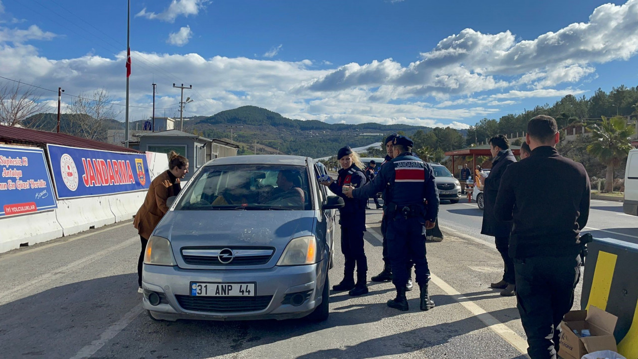 Jandarma depremzedelerin yanında  