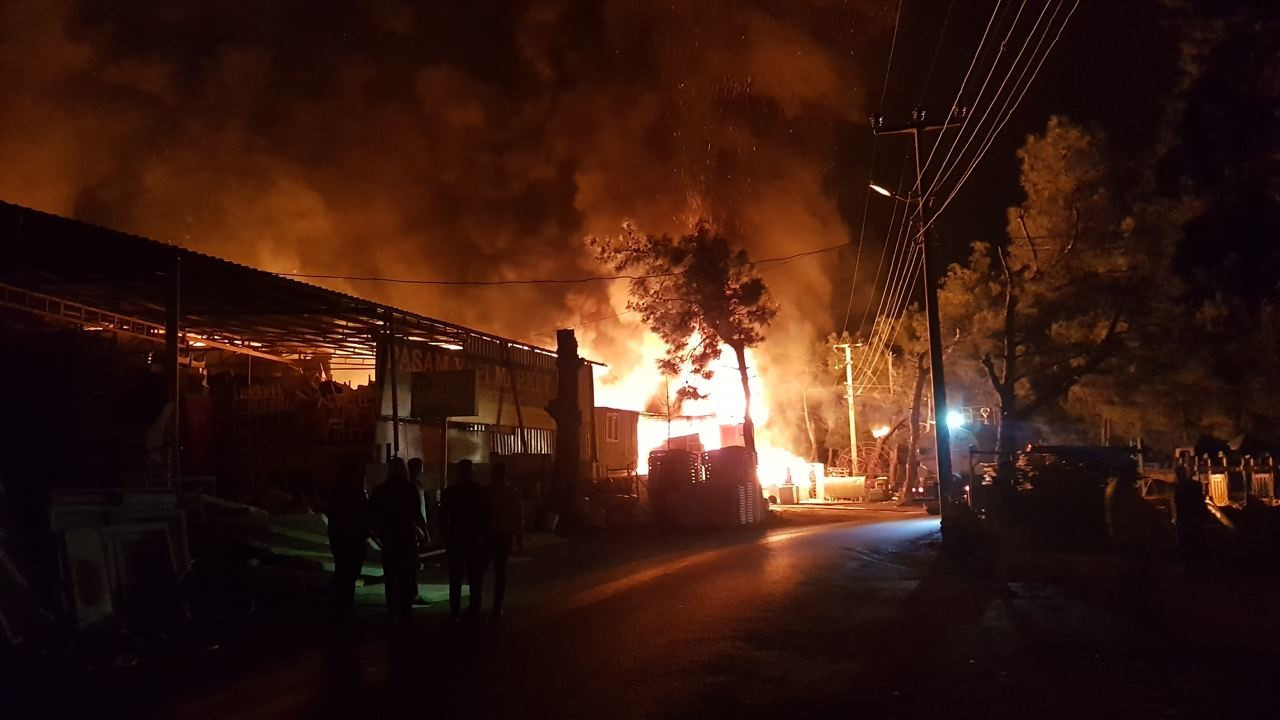 Antalya'da iki iş yeri yandı