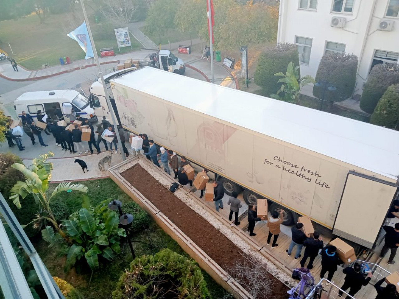 Akdeniz Üniversitesi’nden afet bölgesine yardım eli