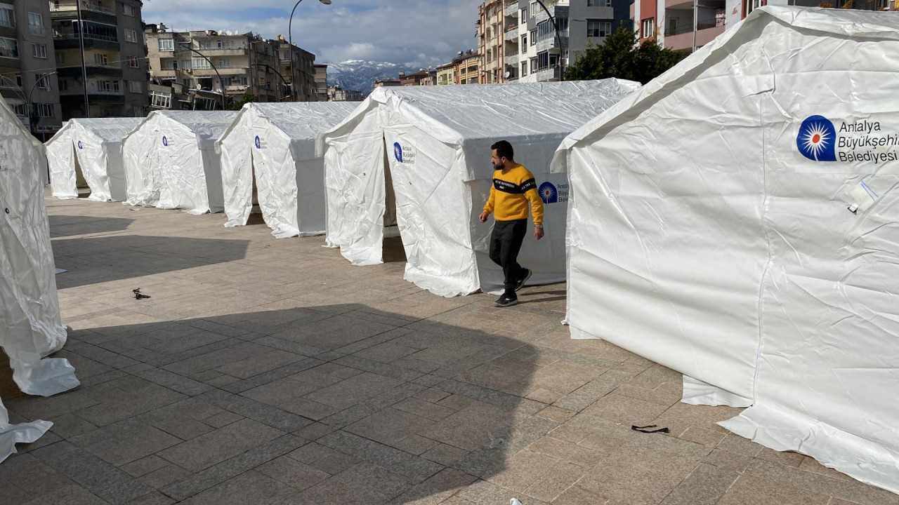 Büyükşehir Hatay’da çadırkent kurdu