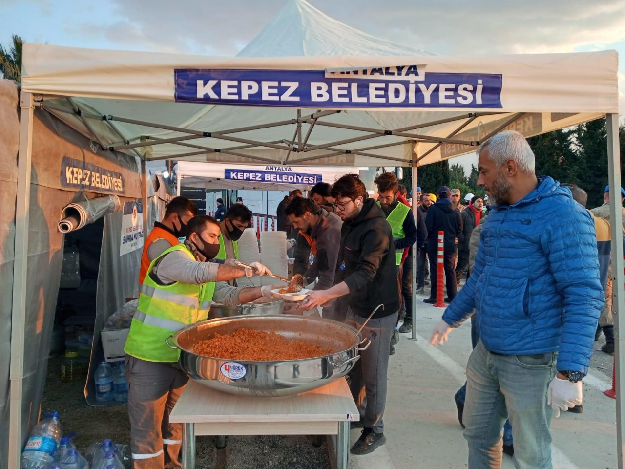 KEPEZ’DE GÜNDE 30 BİN KİŞİYE SICAK YEMEK