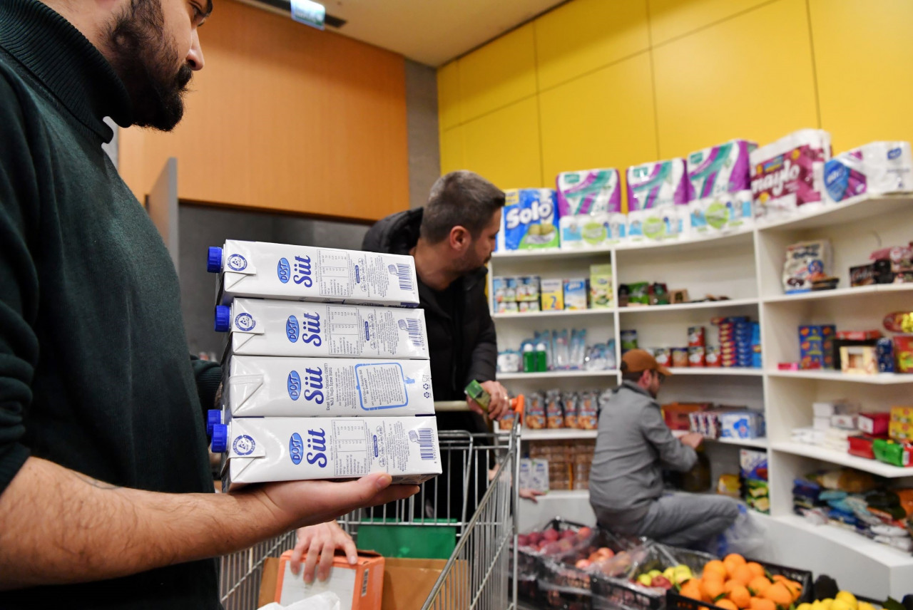 Konyaaltı afetzedeleri taşıyor