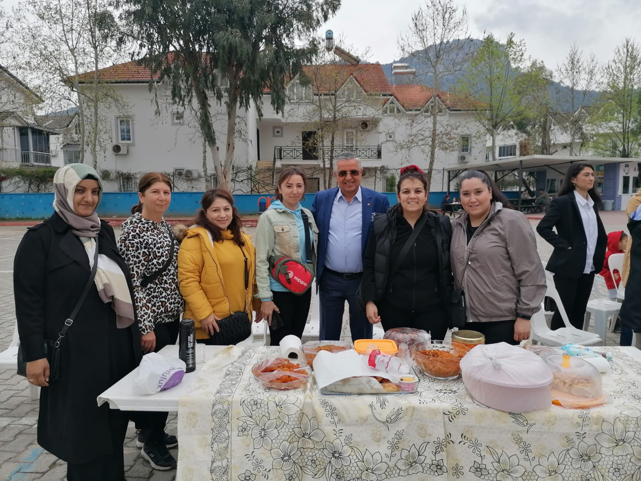 Depremzede vatandaşlar için kermes