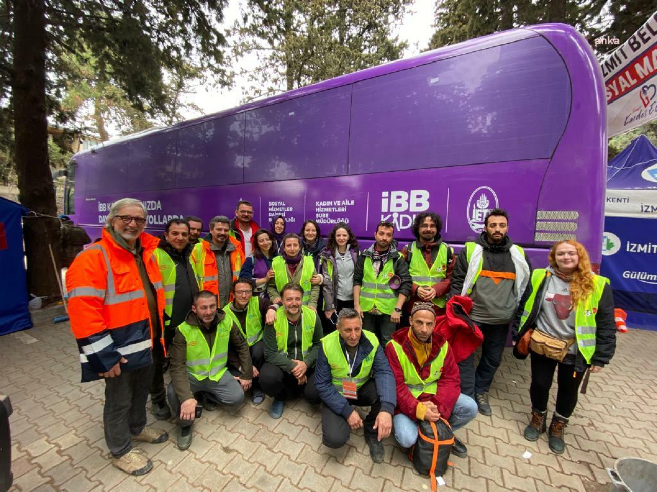 İzmit ve İBB depremzedelere mor çanta dağıttı