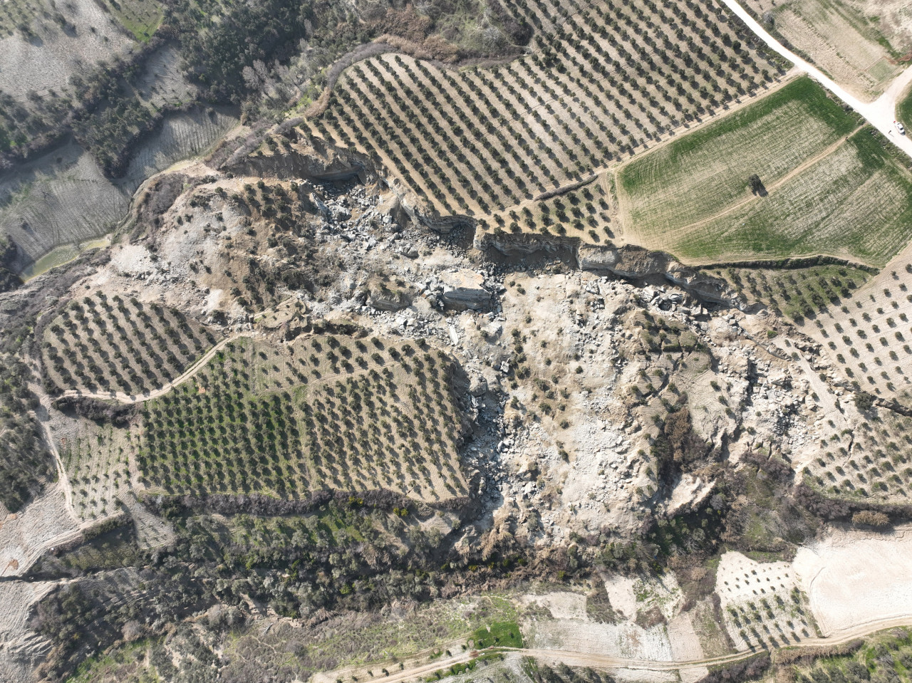 Hatay’daki 500 metrelik dev yarık uzaydan gözüküyor   