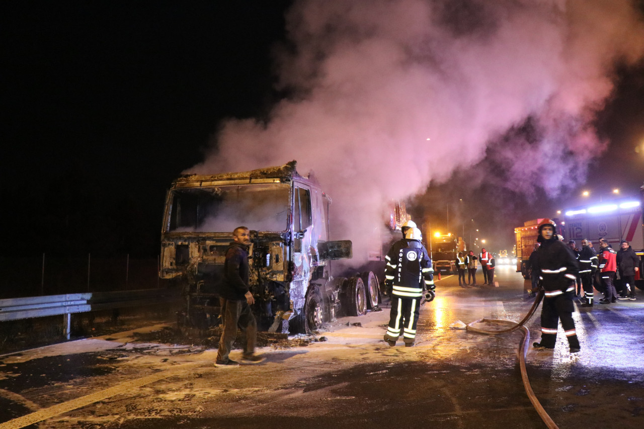 Deprem bölgesine iş makinası taşıyan TIR alevlere teslim oldu   