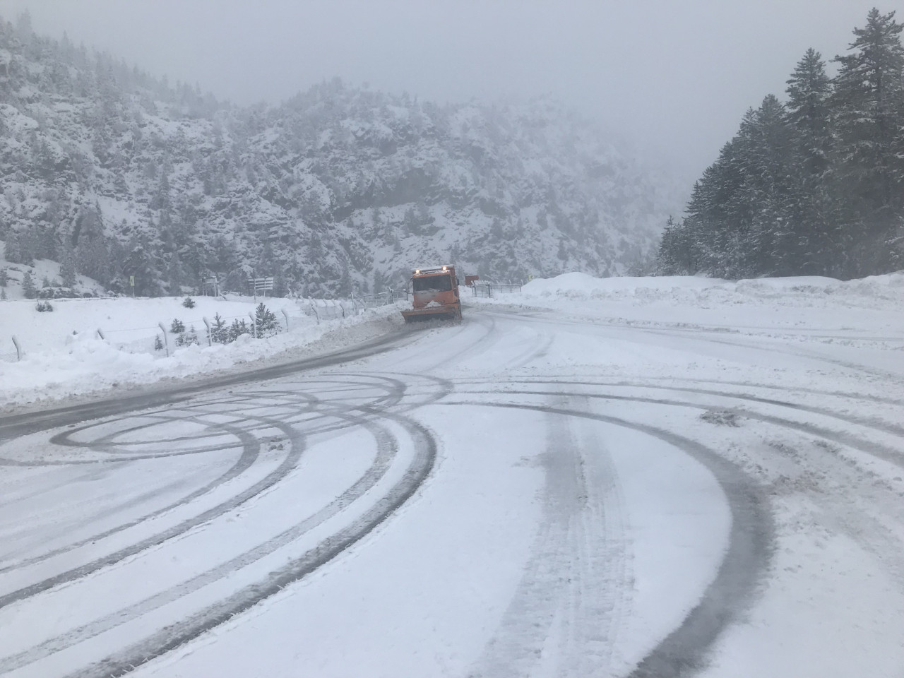 Antalya-Konya yolu karla kaplandı  