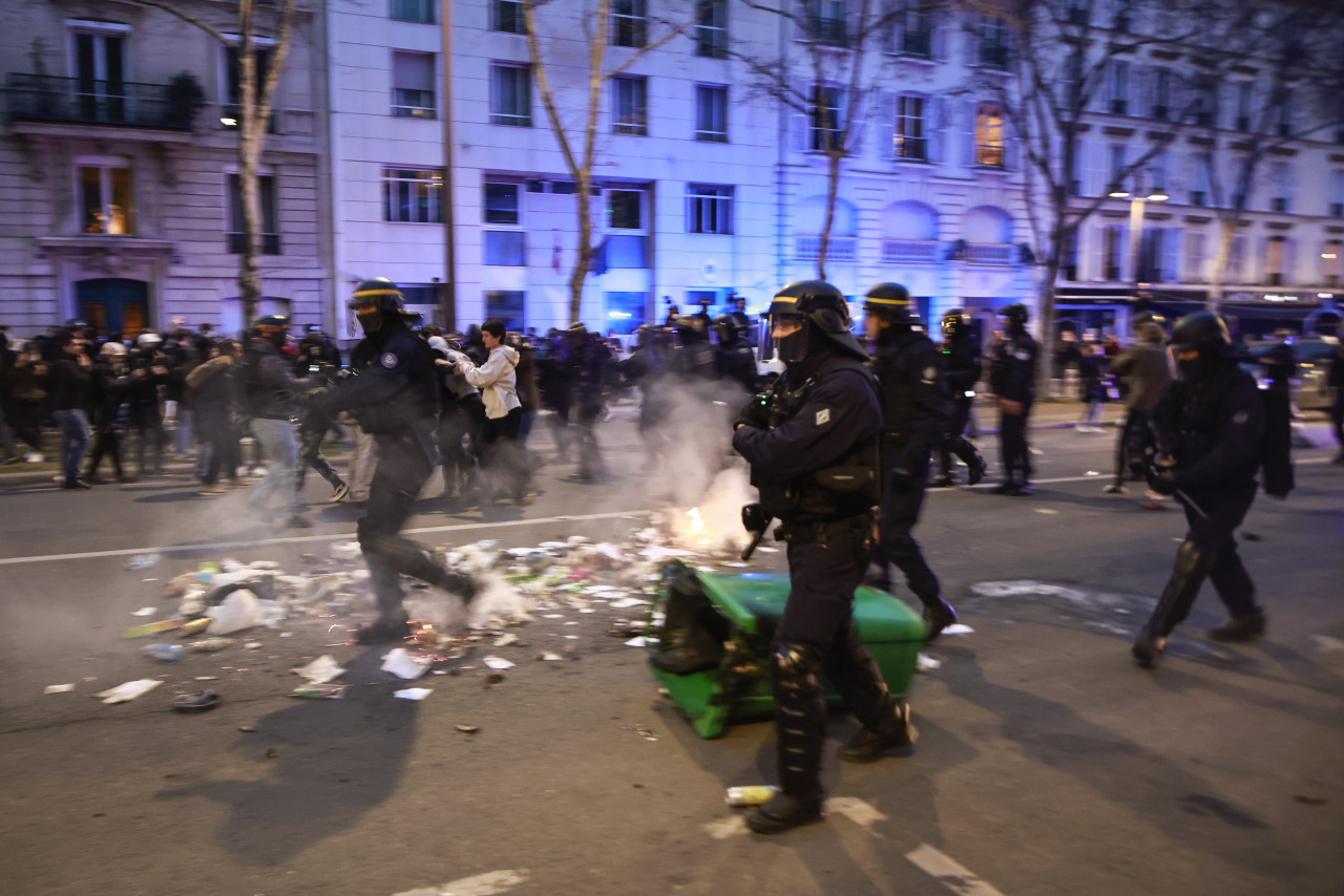 Fransa'daki protestolarda 243 gözaltı